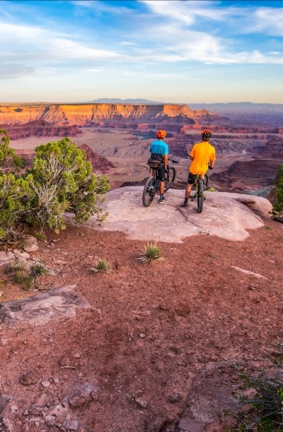Mountain bikers at Dead Horse Point, Utah